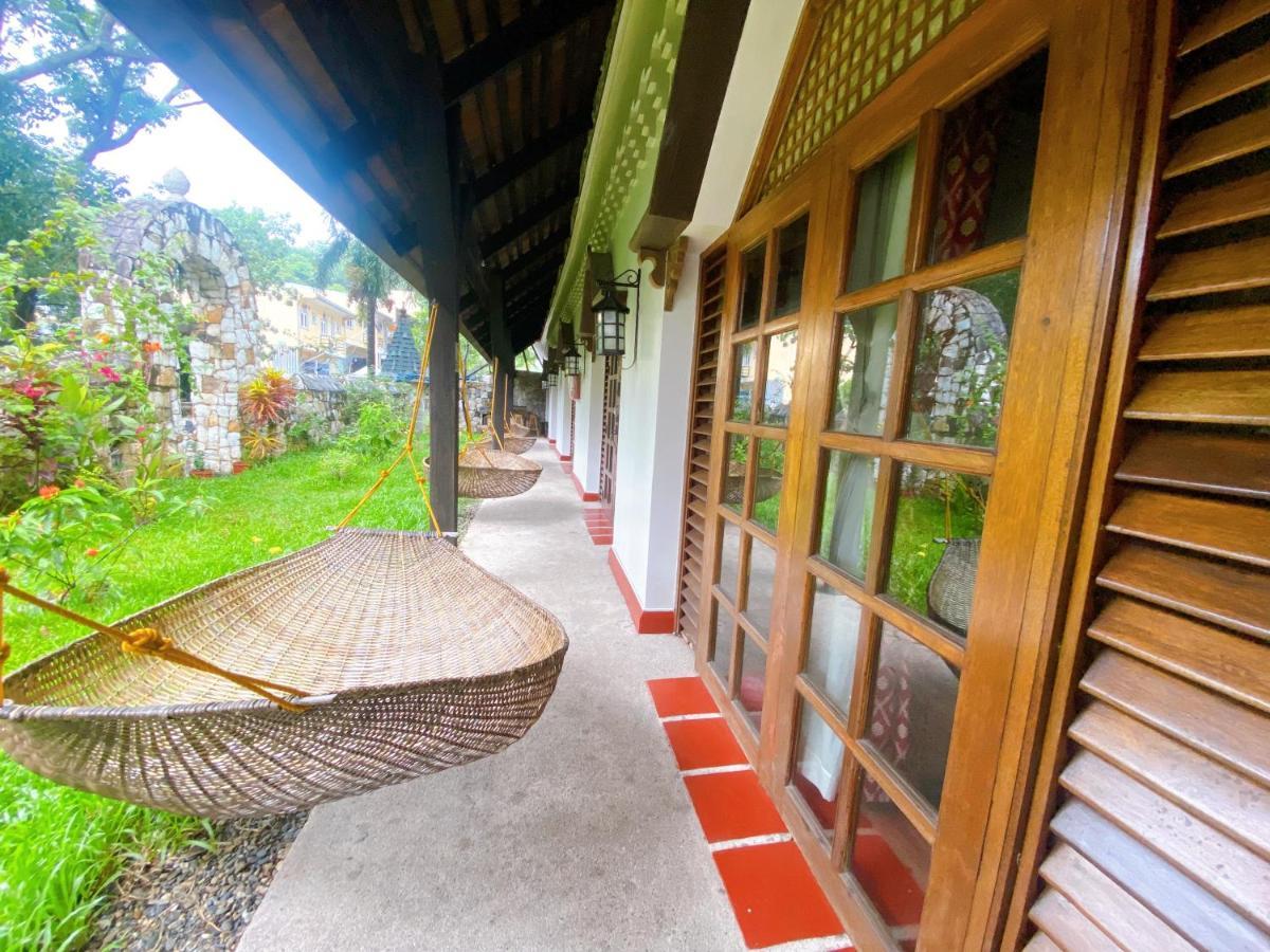 Tropicana Castle Dive Resort Powered By Cocotel Puerto Galera Exterior photo