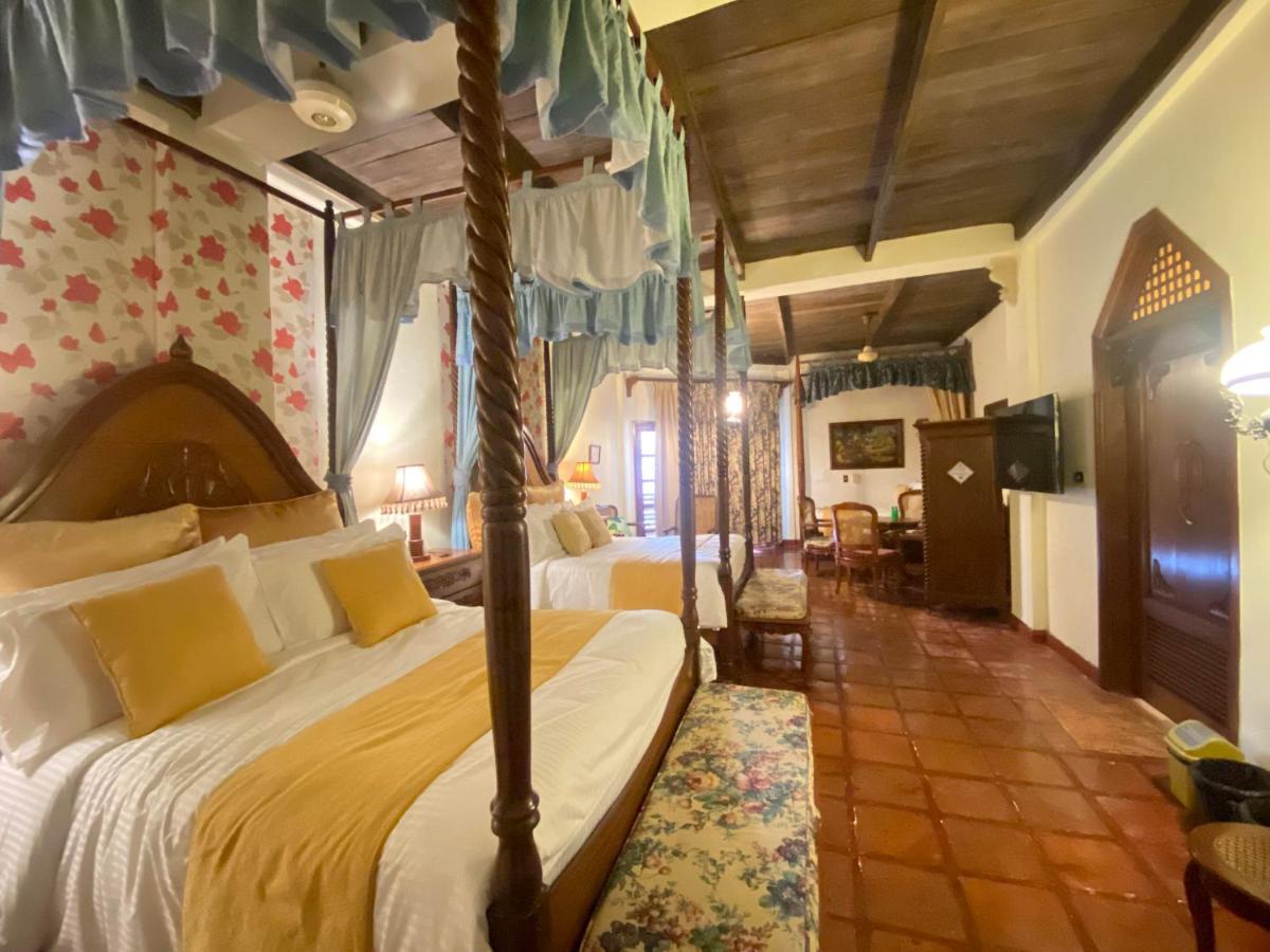 Tropicana Castle Dive Resort Powered By Cocotel Puerto Galera Exterior photo