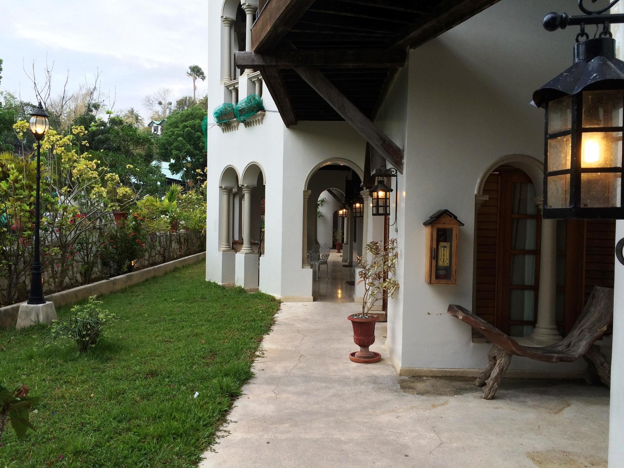 Tropicana Castle Dive Resort Powered By Cocotel Puerto Galera Exterior photo